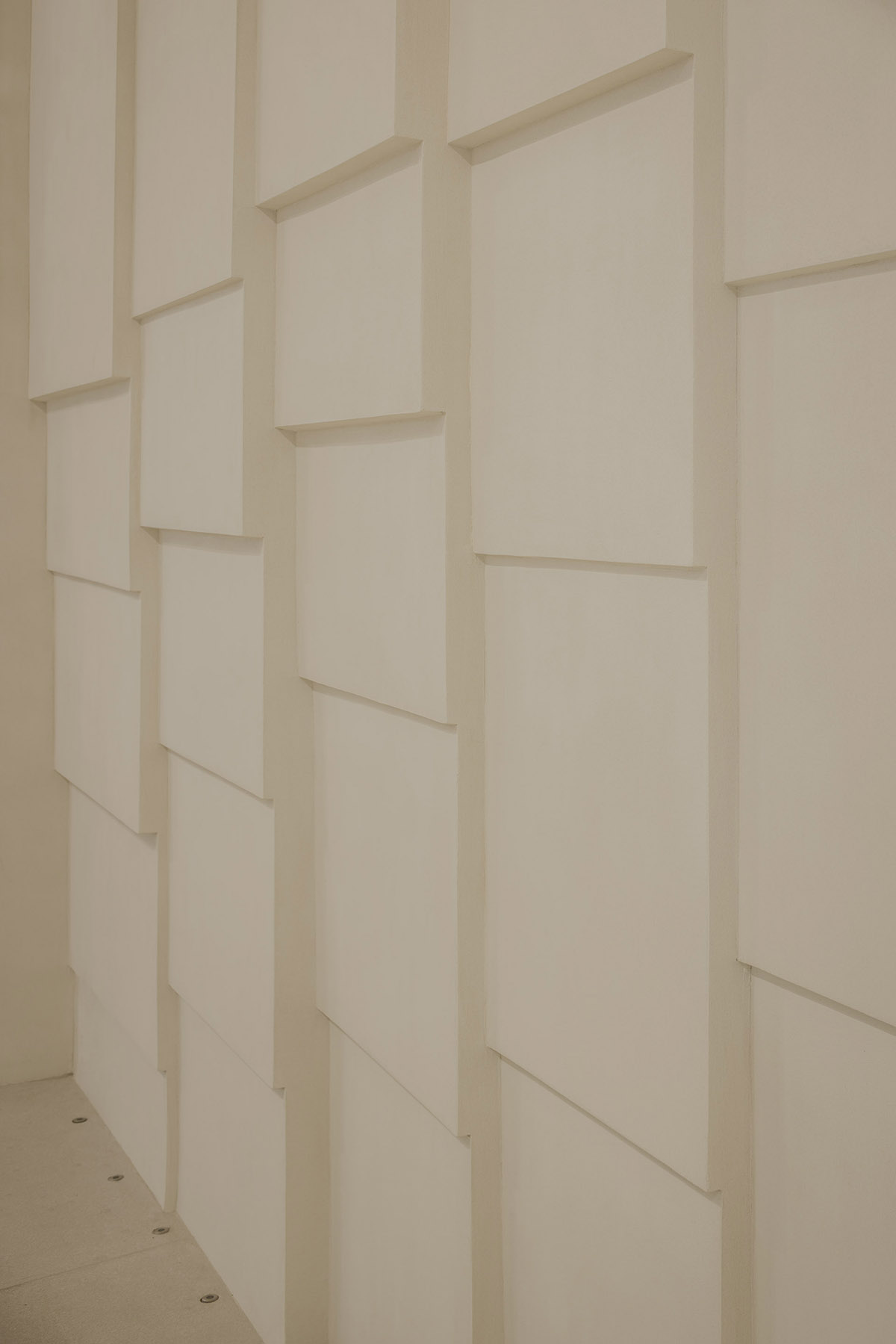 Simple Cuisine Gallery mimics waterfalls, with flowing facades that evoke water movement in China 