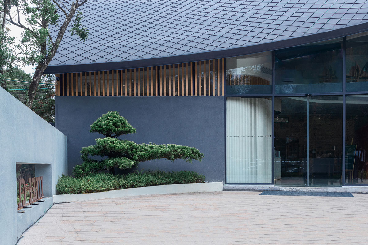 Wildurban Architects completes restaurant with cave-like roof in a forest in Huizhou, China