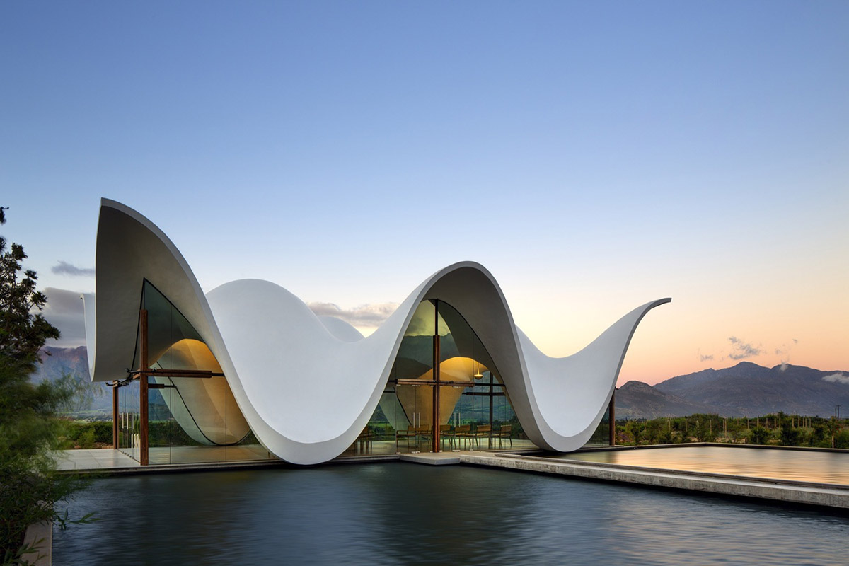 Steyn Studio’s Bosjes Chapel glides on Cape Town valley with its smooth undulating canopy