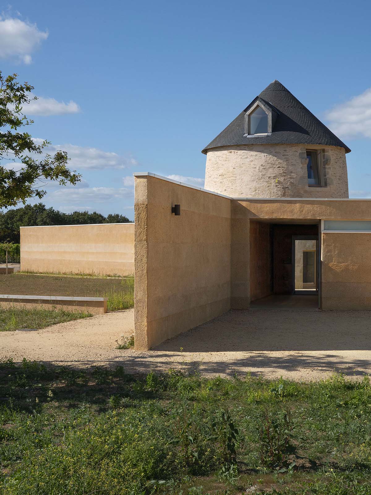 Carmen Maurice Architecture omhult een oude gerenoveerde molen met een wijnpakhuis in Sarzeau