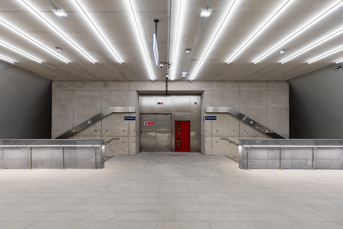 Anish Kapoor designed smooth and rim-like entrance for Naples subway station 