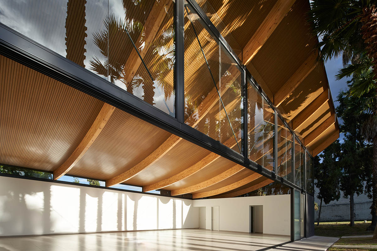 TEC Taller EC creates pavilion with concave wooden roof that becomes a façade in Ecuador