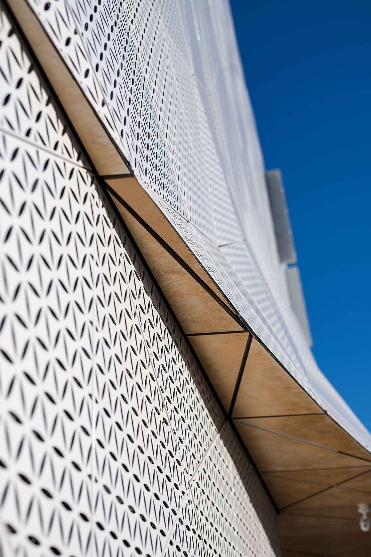 FAAB покрывает исследовательский центр белым перфорированным фасадом, напоминающим морские волны в Польше 