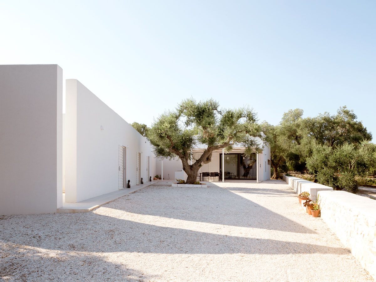 Noname Studio designs townhouse with all-white abstract sculpted volumes among olive trees