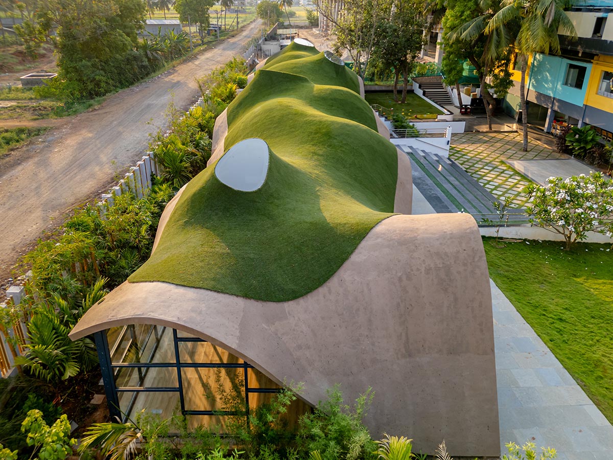 Undulating roof covers Cocoon School for unobstructed space in India 