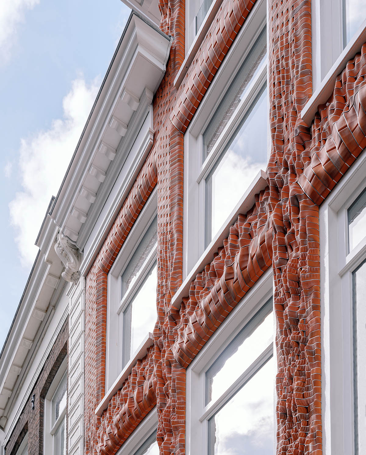 Studio RAP creates façade featuring bespoke 3D-printed ceramic tiles and bricks