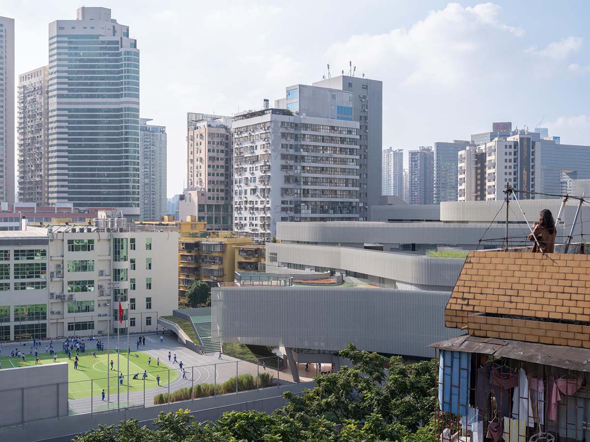 The school features large cracked slabs that serve as walls in the center of Shenzhen city