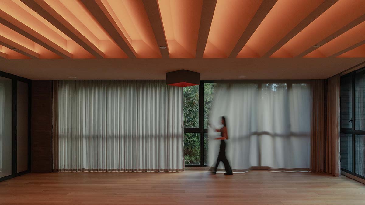 ESTUDIO DEDÓS brings soft light into the interior of a yoga studio in Colombia