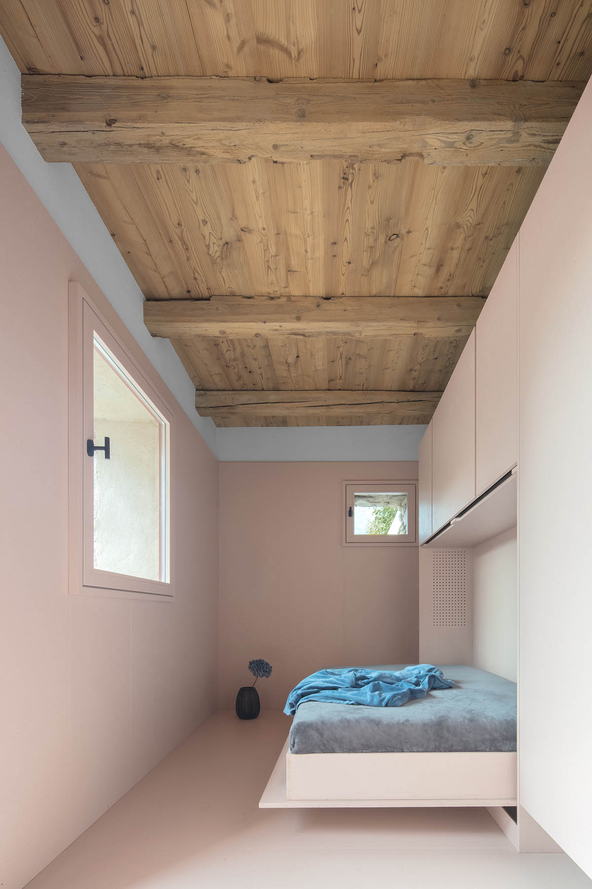 Whispers of renewal: bergmeisterwolf reimagines former chicken coop as a retreat in Italy