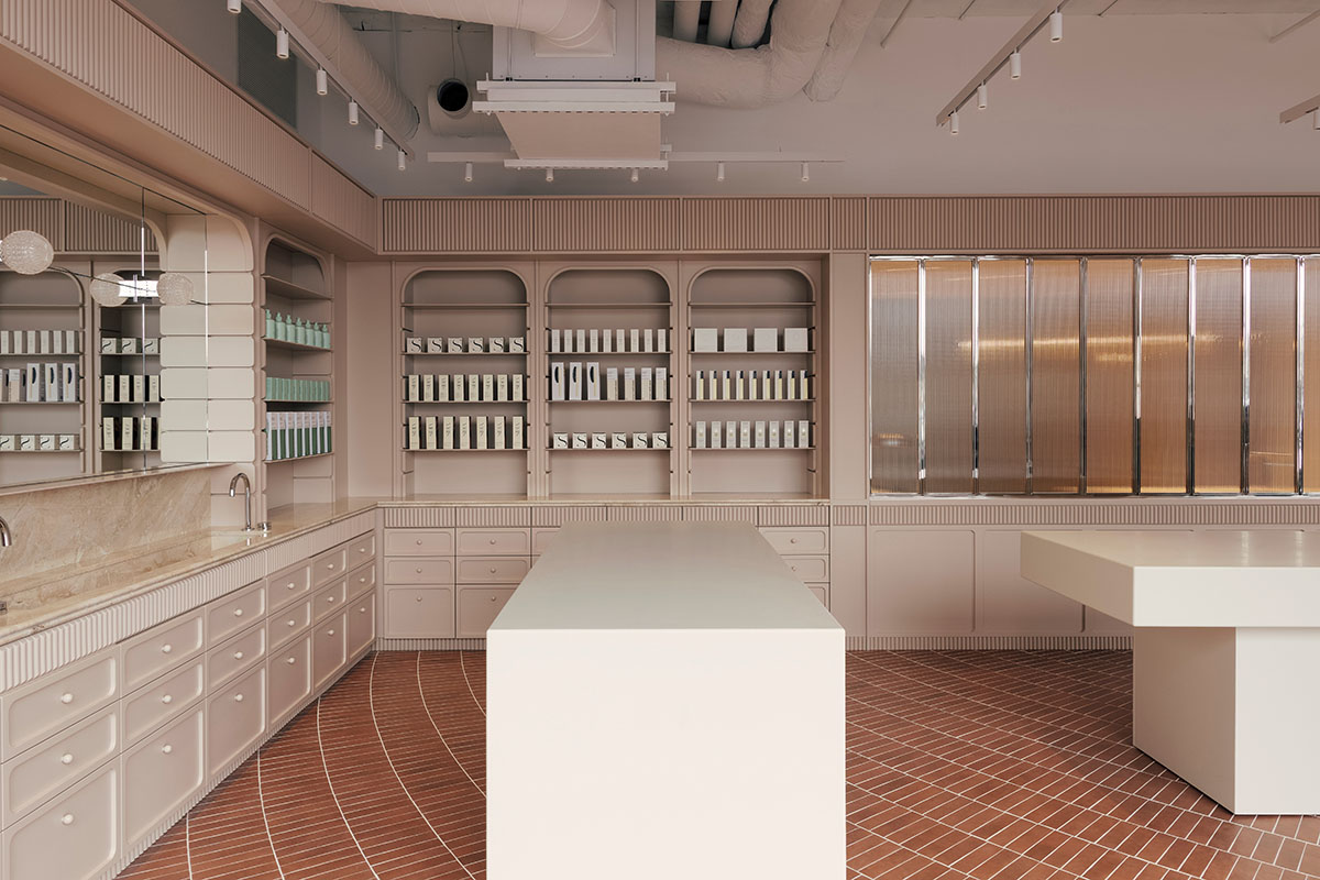 Odami enriches the interiors of a beauty shop with rounded, bevelled details, and pinkish hues