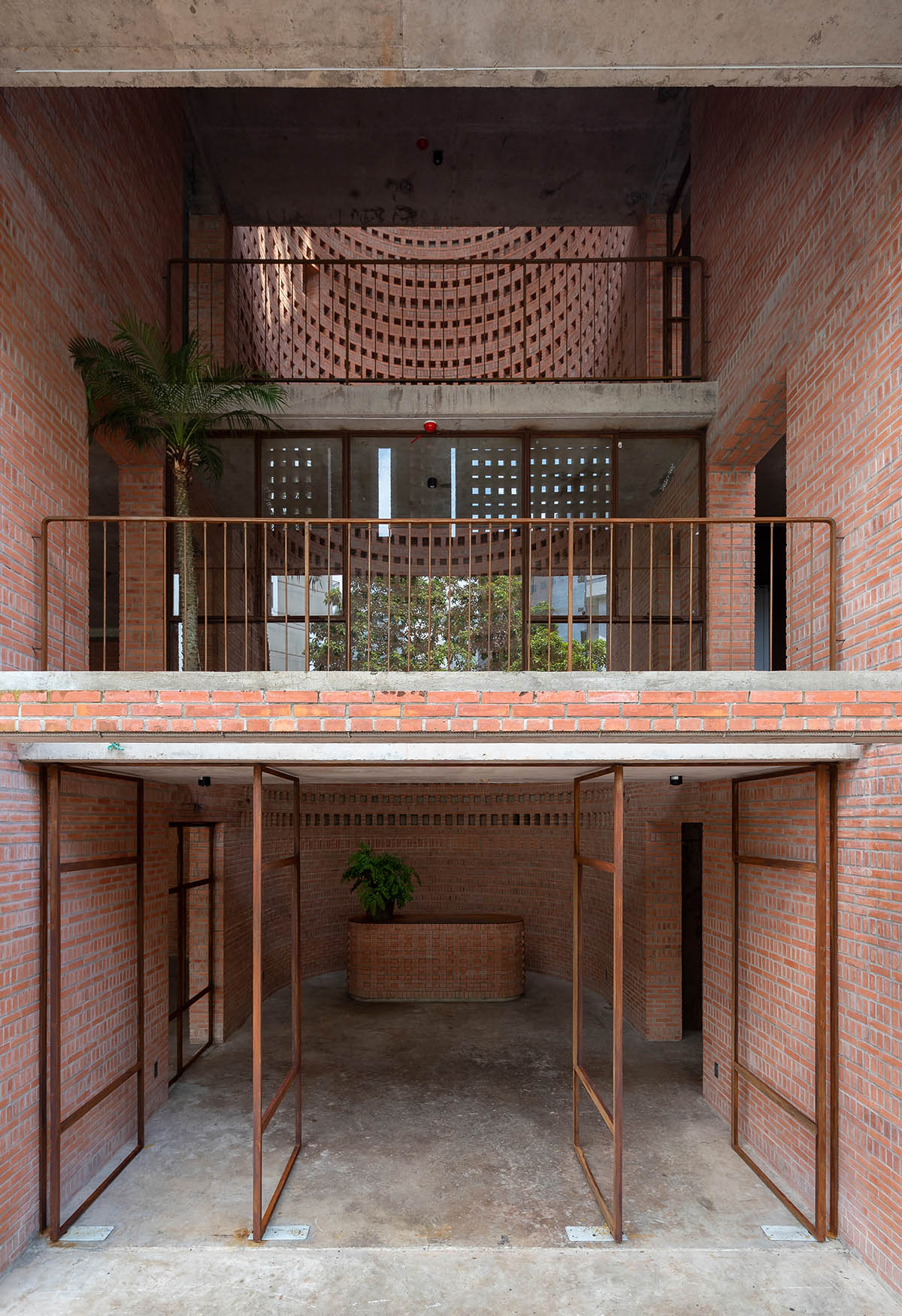 Tropical Space built an office building with a continuous vertical void in Vietnam 