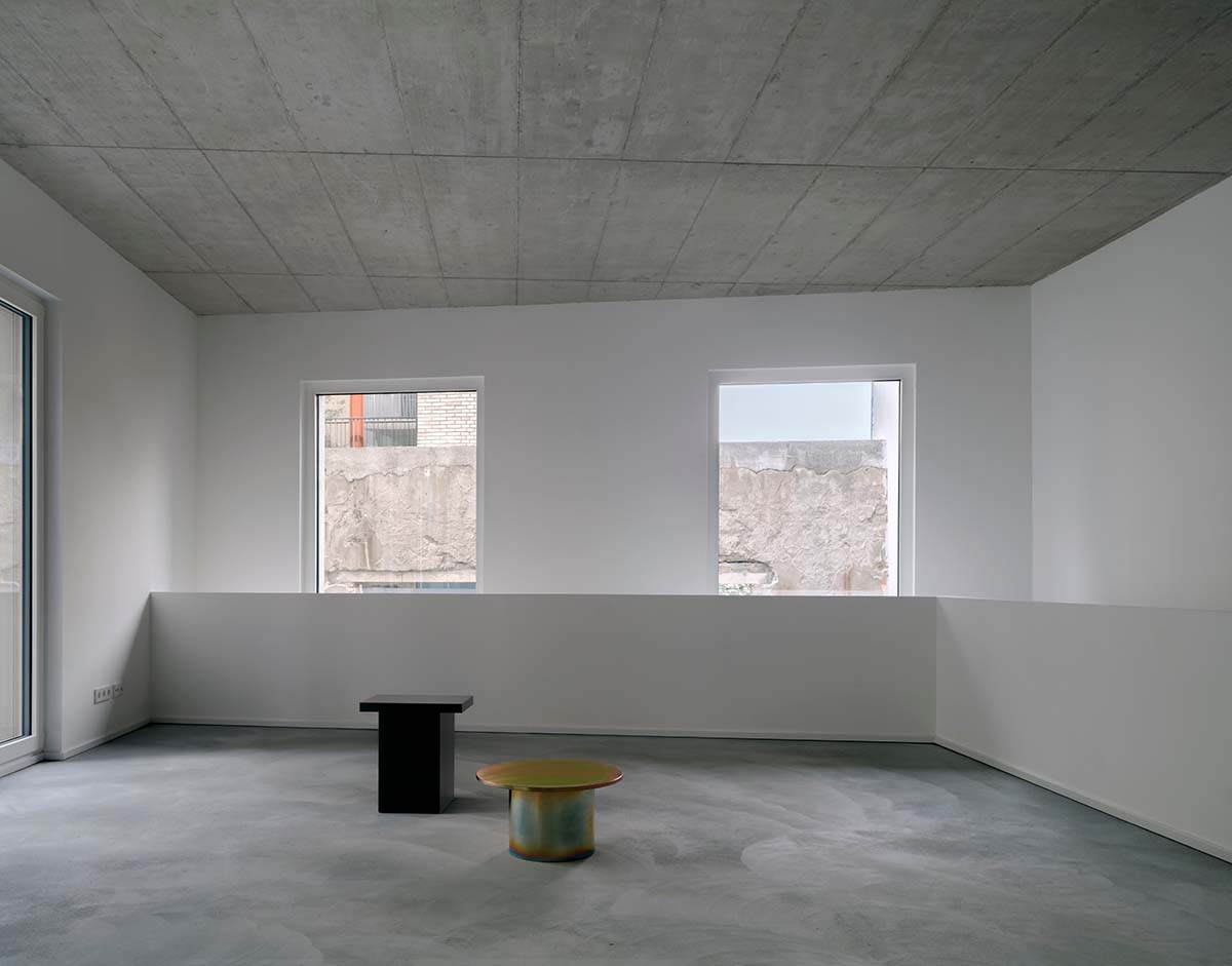 Appels Architekten built new housing featuring sleek and raw interiors in Berlin
