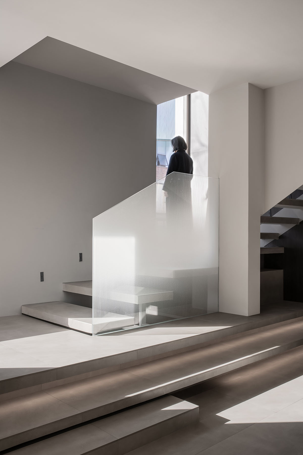 Cun Design completes ROSEMOO Headquarters Office with white linear volume in Beijing