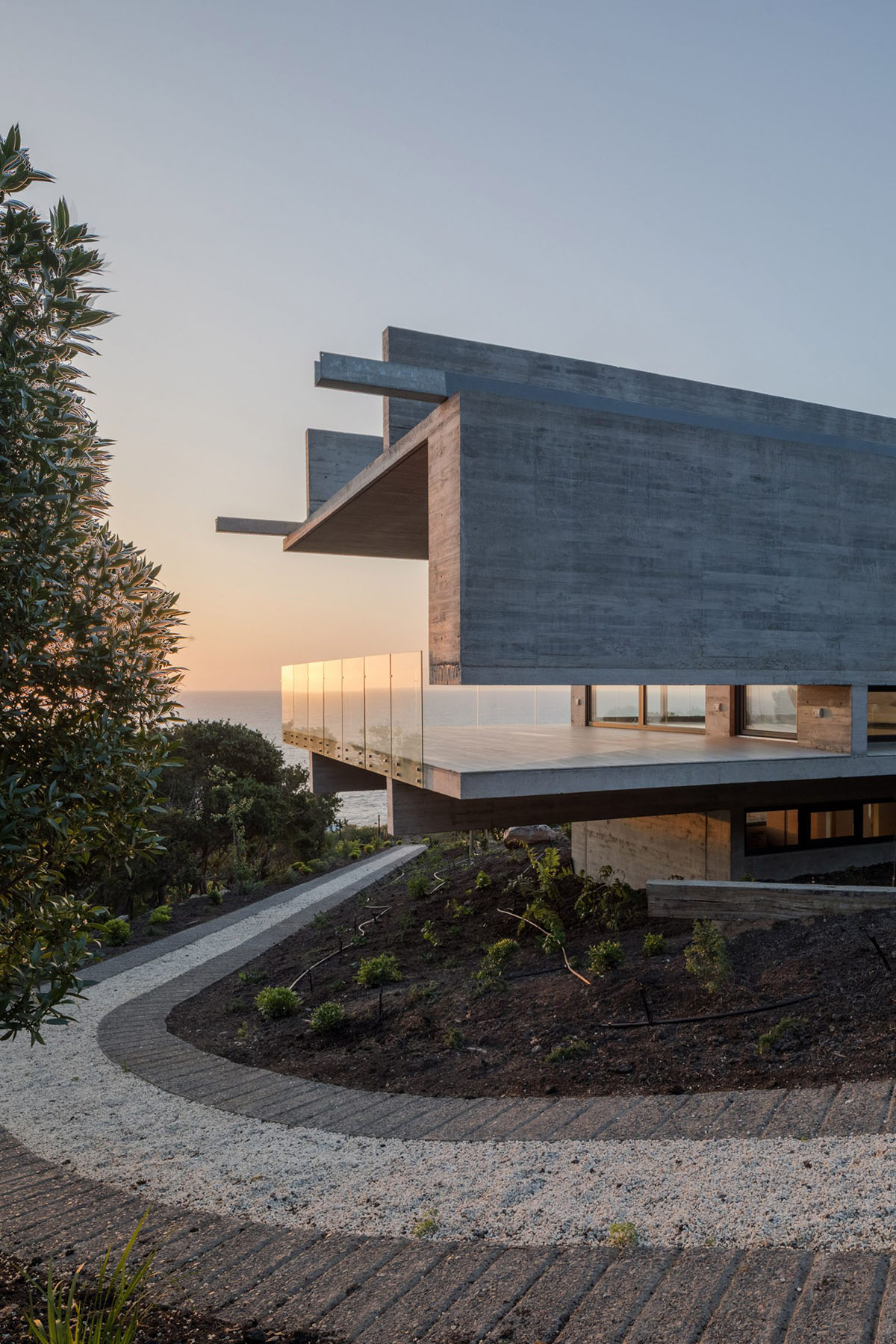 Felipe Assadi Arquitectos completes elongated house with protruding volumes in Chilean landscape