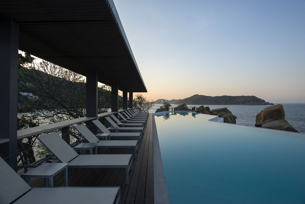 This multi-platformed sea club perfectly sits on a rocky shore of Pacific Ocean in Acapulco