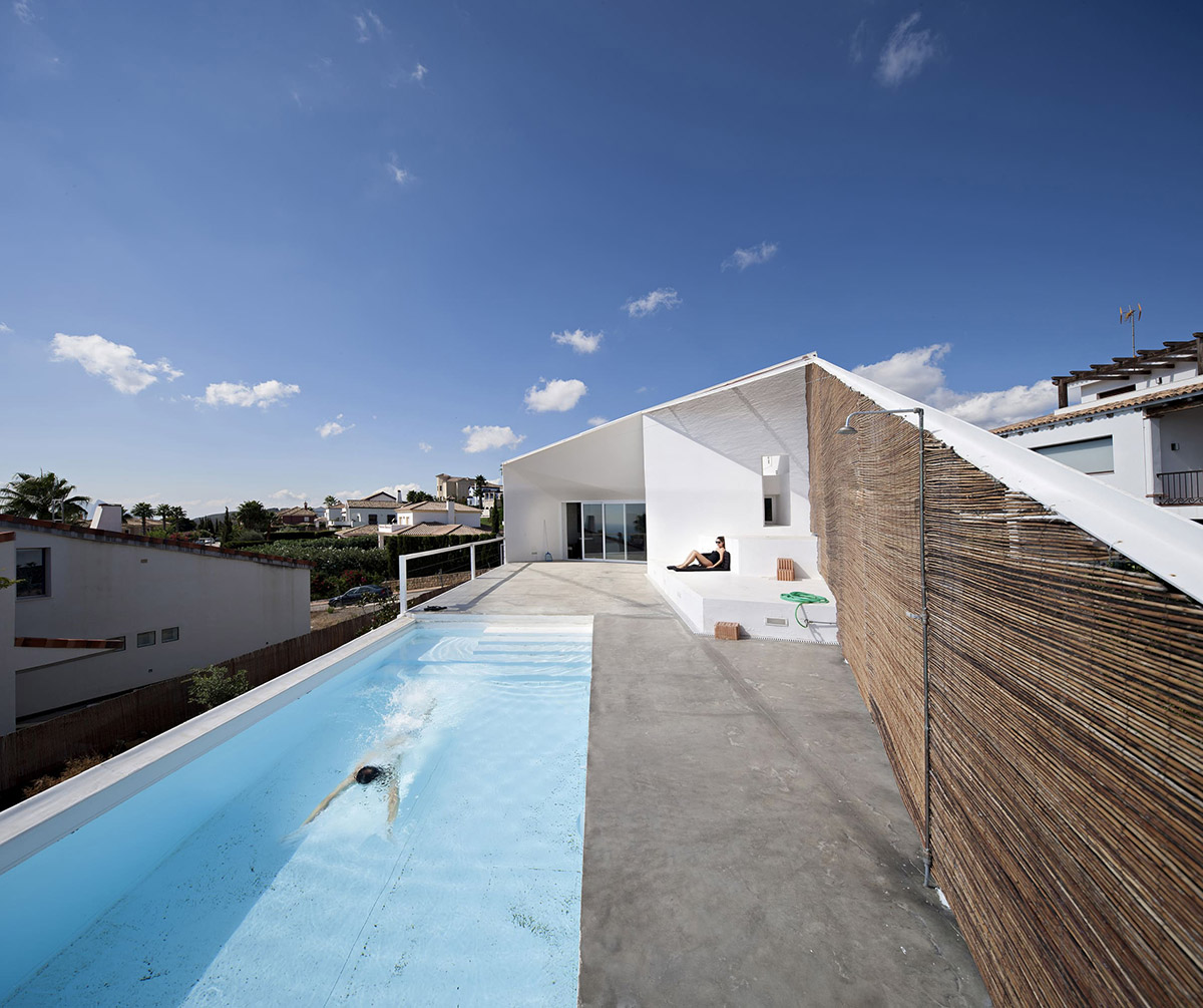 José Luis Muñoz's new holiday house shaped by the climatic conditions of the site in Spain