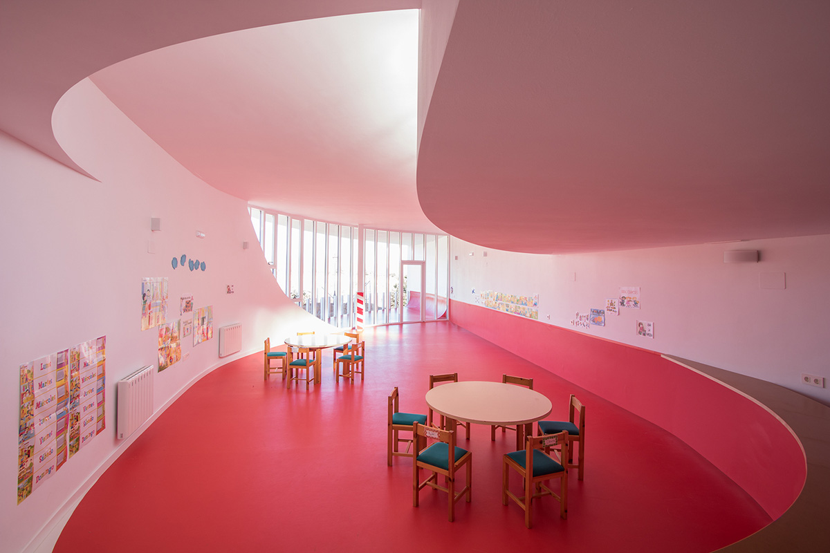 Carquero Arquitectura completes fully pink colored municipal toy library in Granada