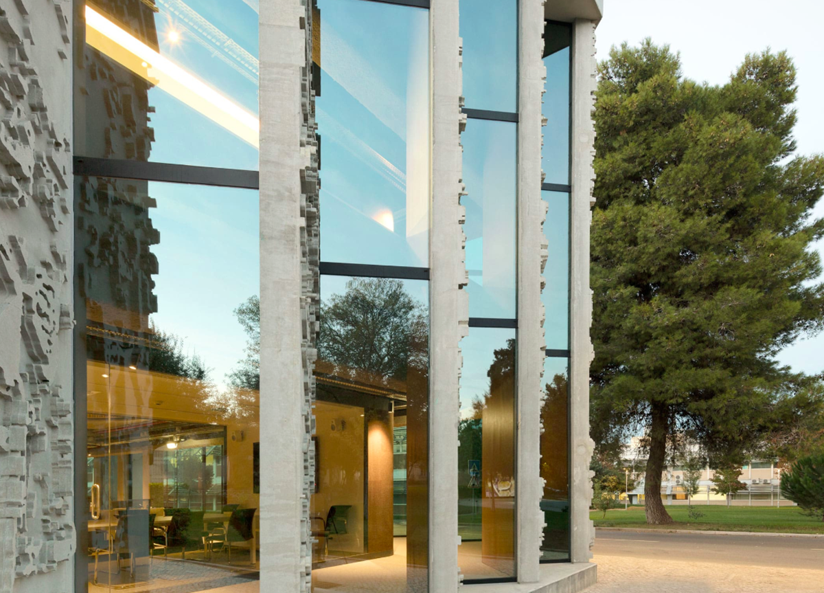 PROMONTORIO uses bas-relief for the zigzagged facade of GS1 Portugal Headquarters