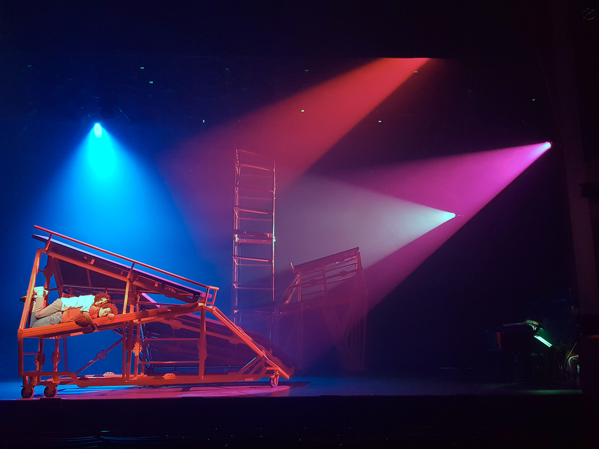 Oblique Land, A Performative Stage Design By Salon Alper Derinbogaz