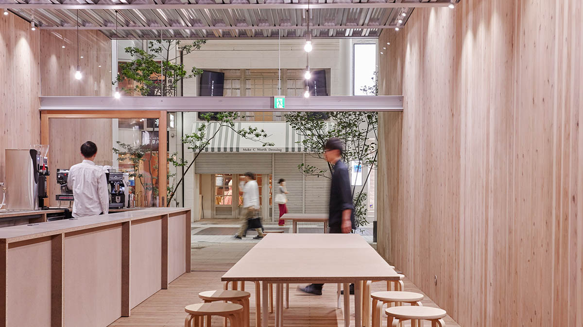 Yabashi Architects built this stepped and simple wooden boxed-cafe in a narrow site in Kyushu