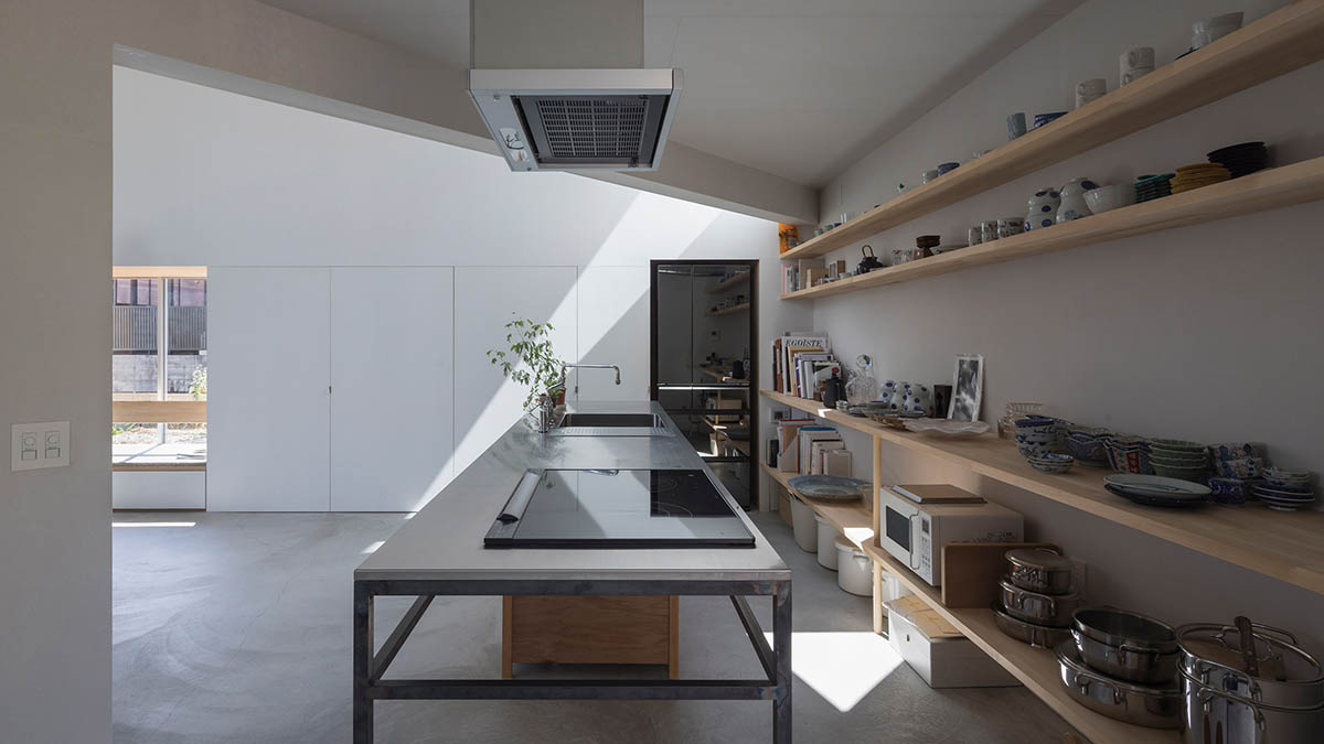 Huge corrugated polycarbonate wall lightens a cornered sunroom in house by Tato Architects