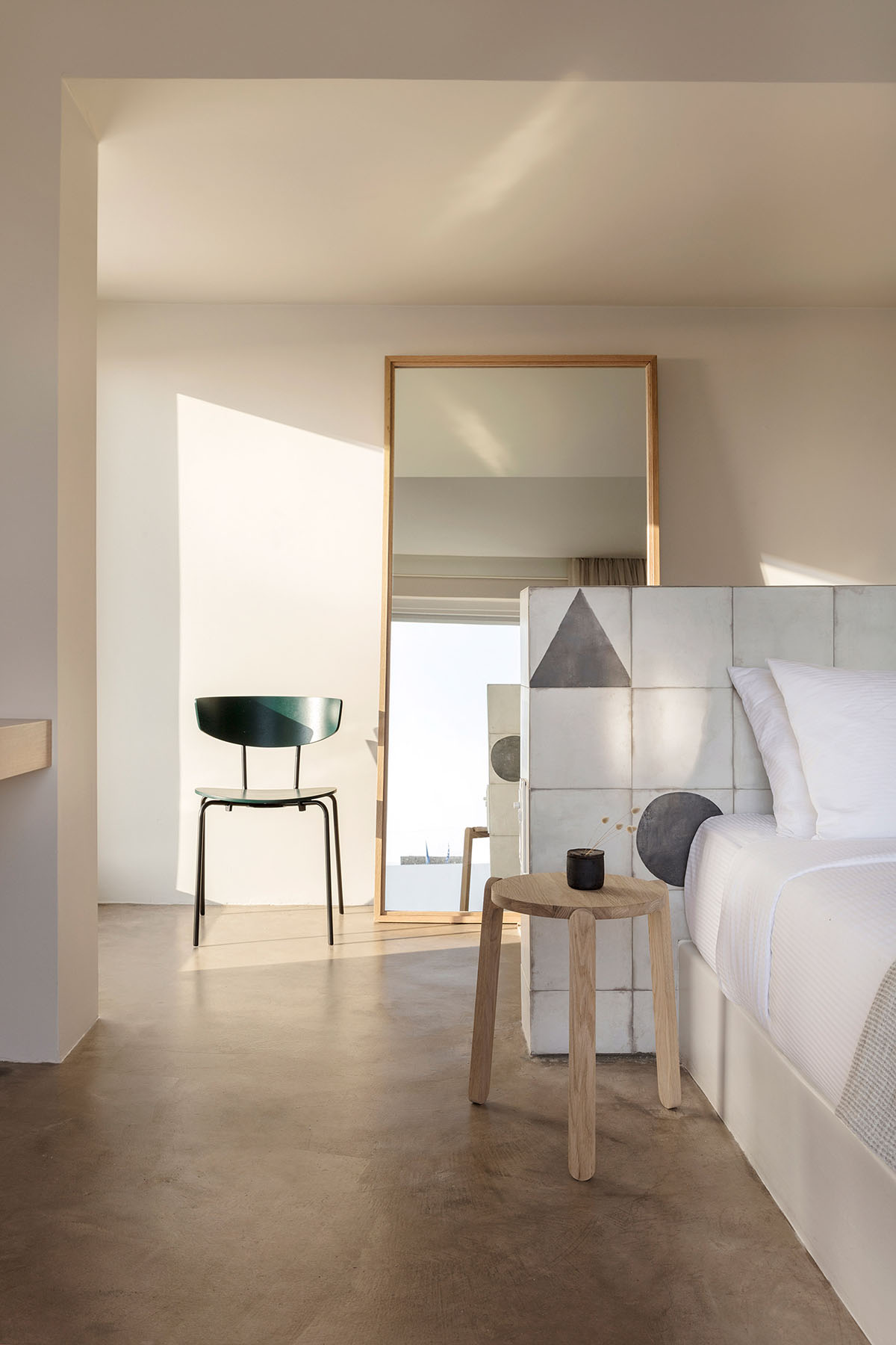 Kapsimalis Architects adds this summer villa featuring orthogonal lines to the Santorini Island