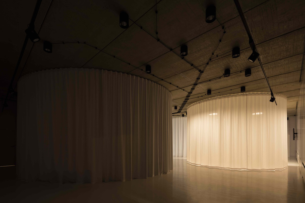 Architects use more than 900 black plastic seats for a gallery to create easily remembered building