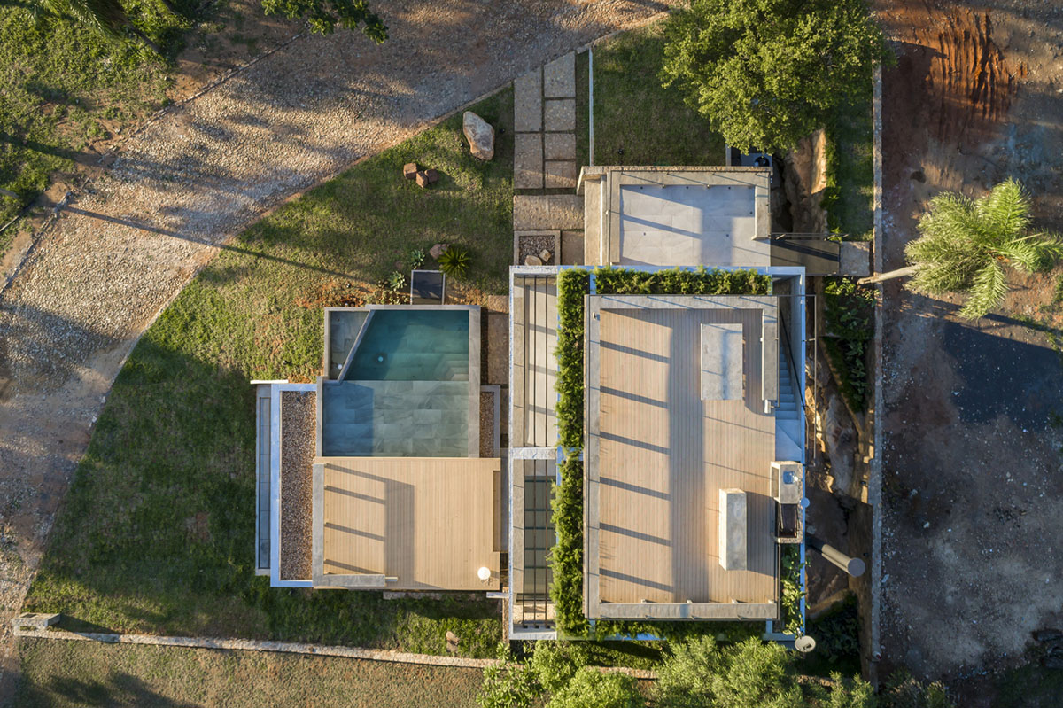 OMCM arquitectos brings rocky landscape inside of this weekend house in Paraguay