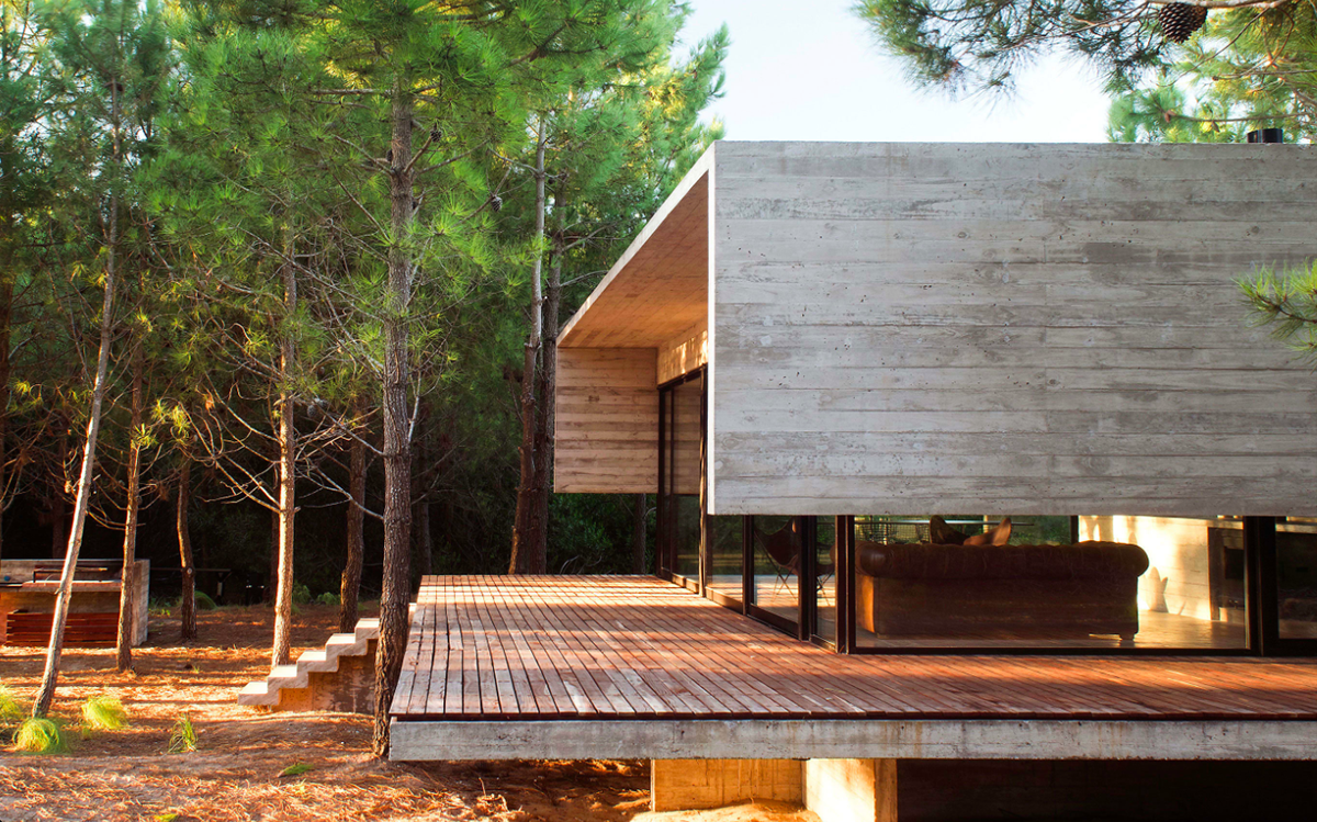 Partially open S+J family house by Luciano Kruk placed in the pine forest of Costa Esmeralda