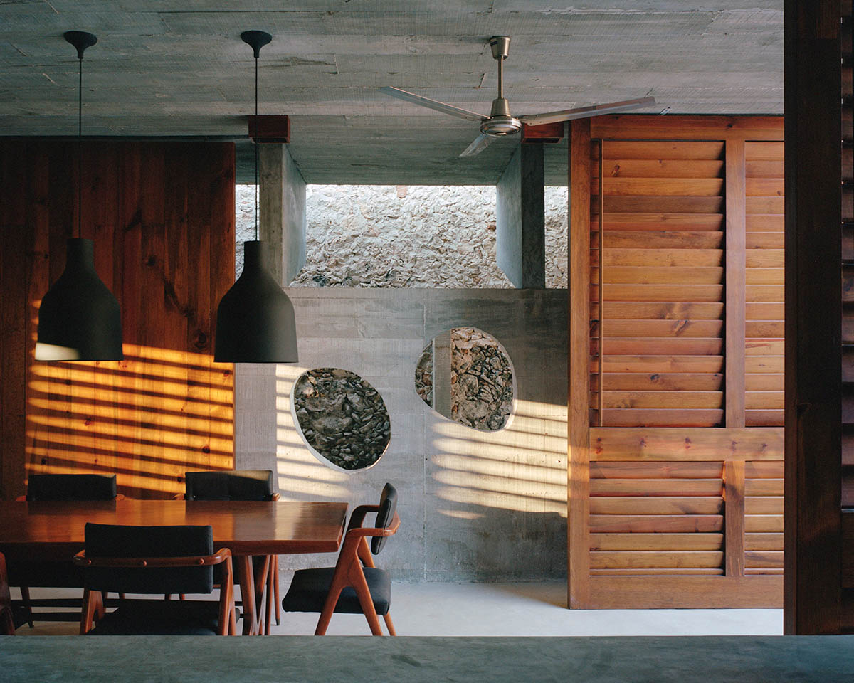 Ludwig Godefroy Architecture designs tropicalized Casa Mérida that references to Mayan antic culture