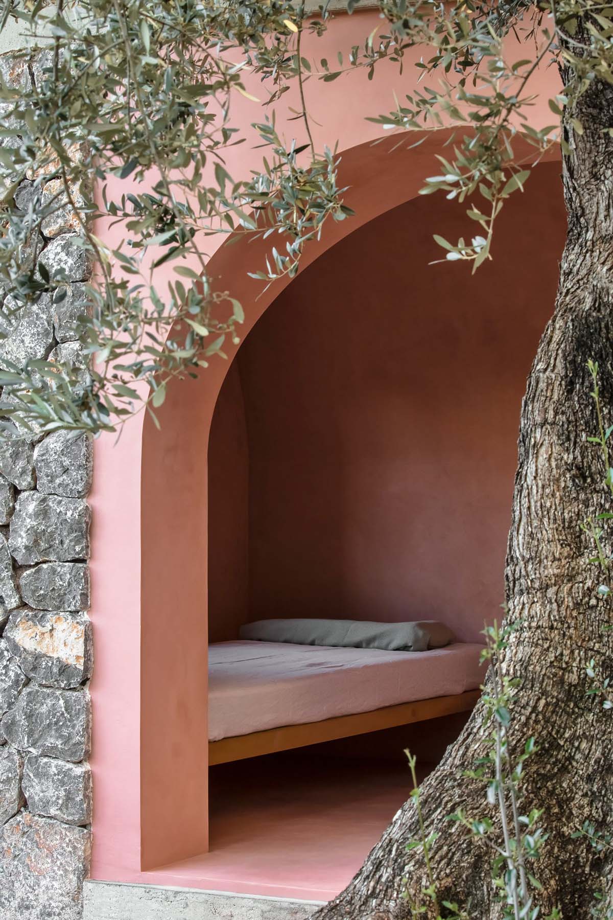 Mar Plus Ask designs a pair of tiny retreats that are washed by pink and purple tones in Mallorca