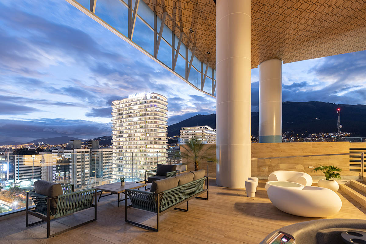 Carlos Zapata completes Unique tower with curved glass skin in Quito