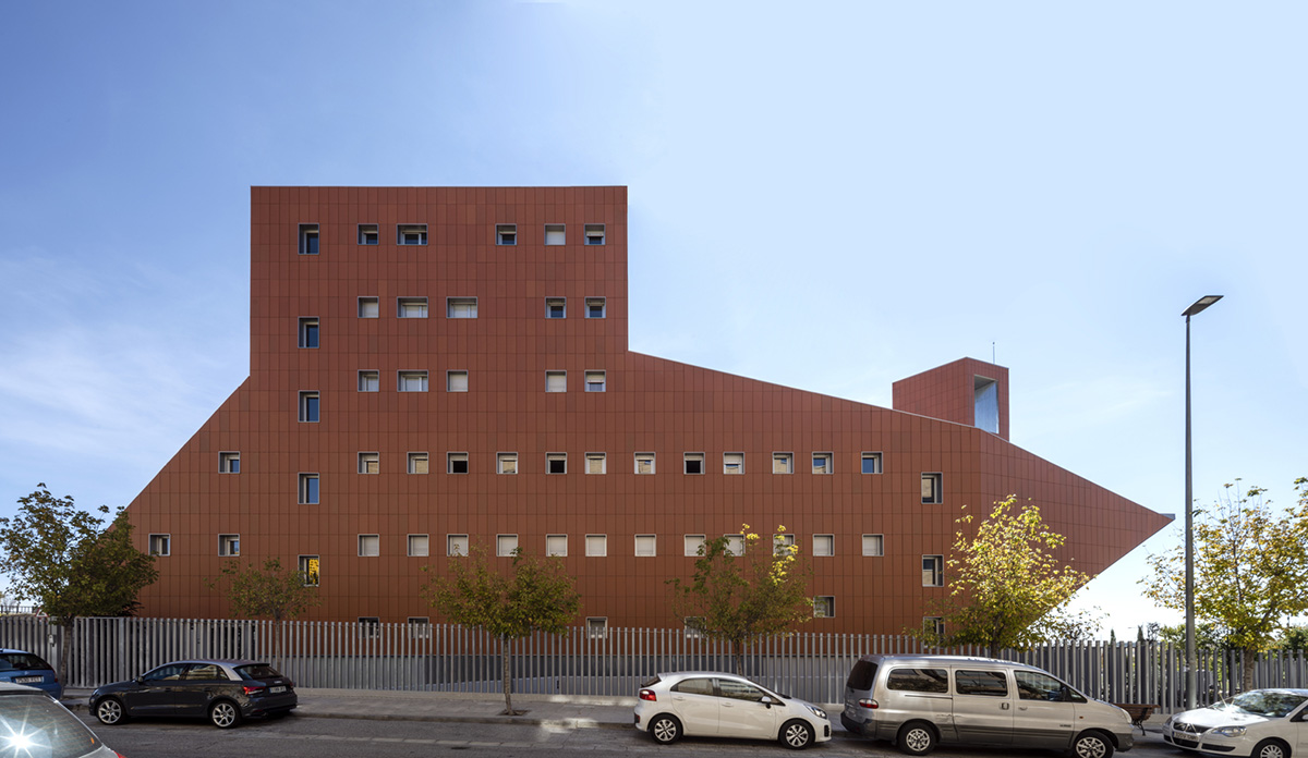 Ramón Fernández-Alonso built church complex with inclined surfaces dressed by warm colors in Madrid