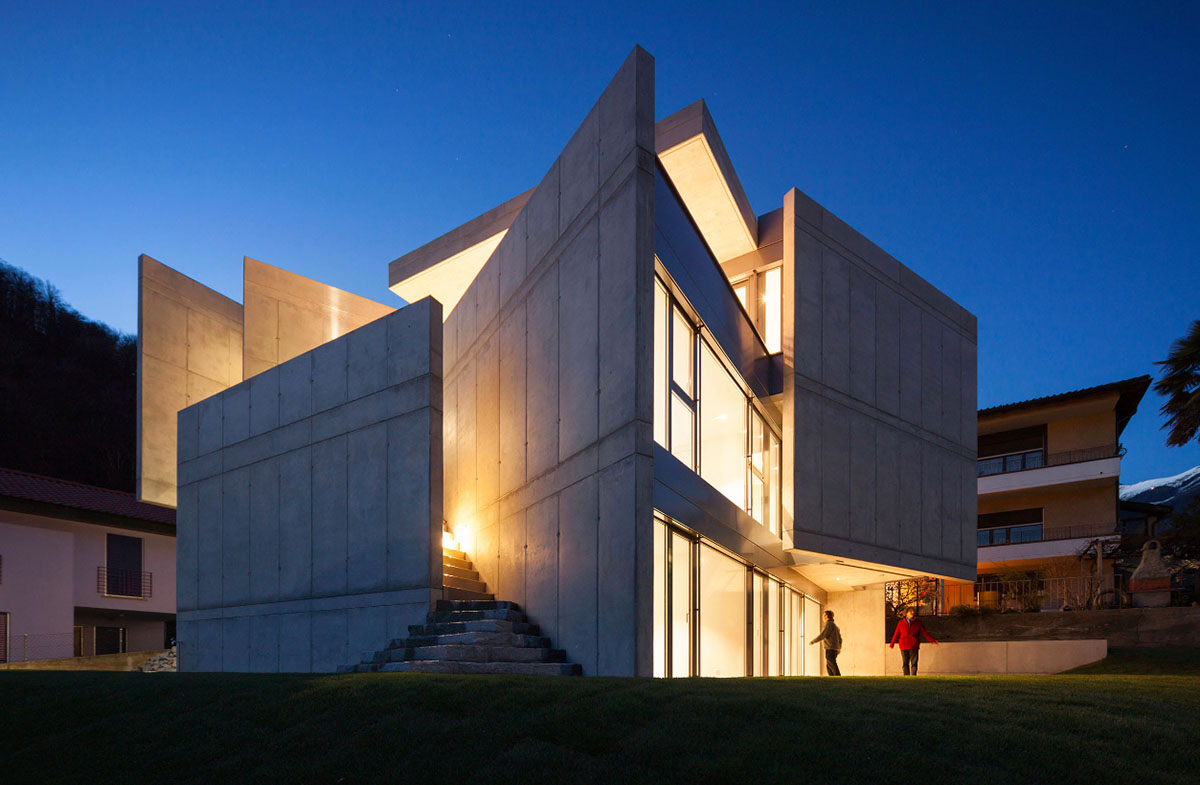 Davide Macullo freely plays with concrete walls to create different vantage points in the House XXXIV