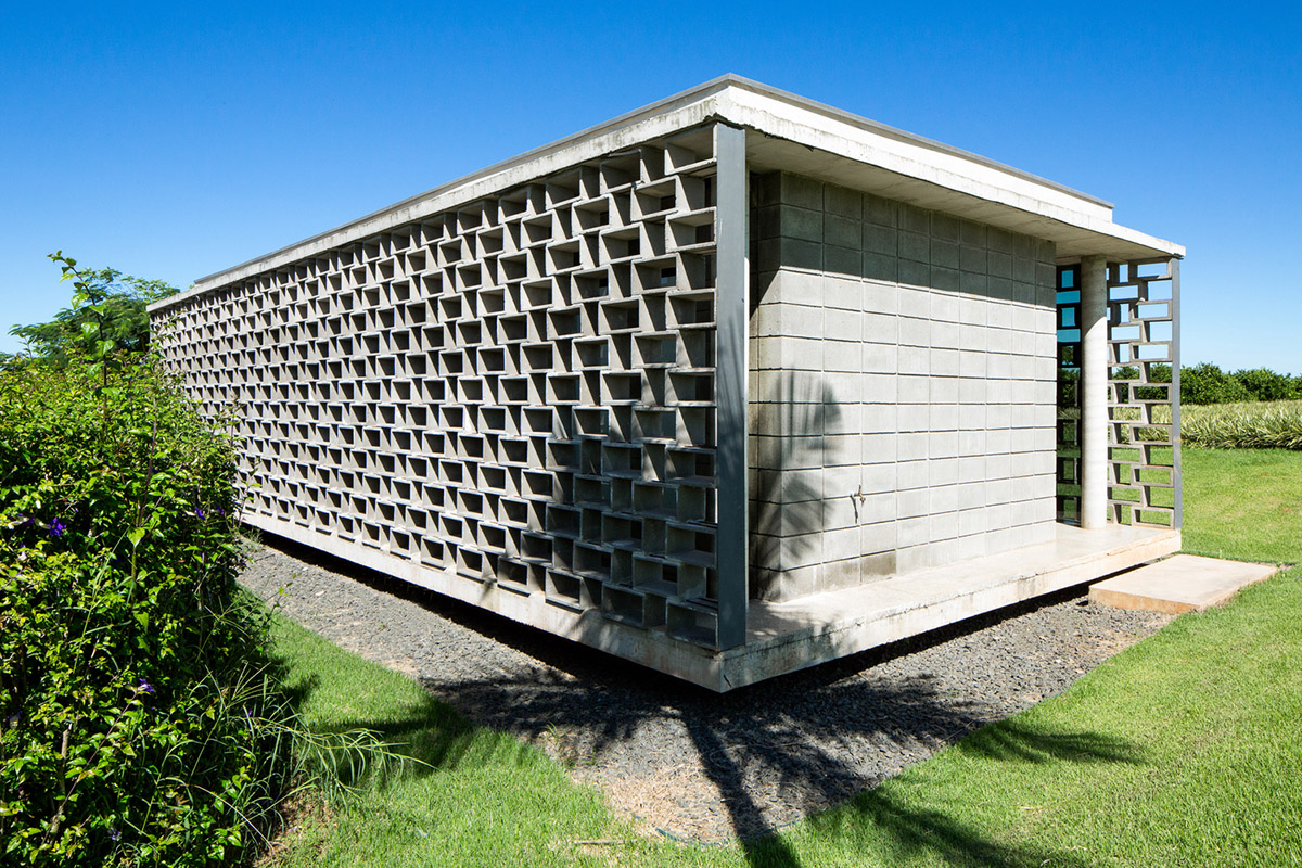 Hollowed-out concrete screens create changing filter for this service building in São Paulo