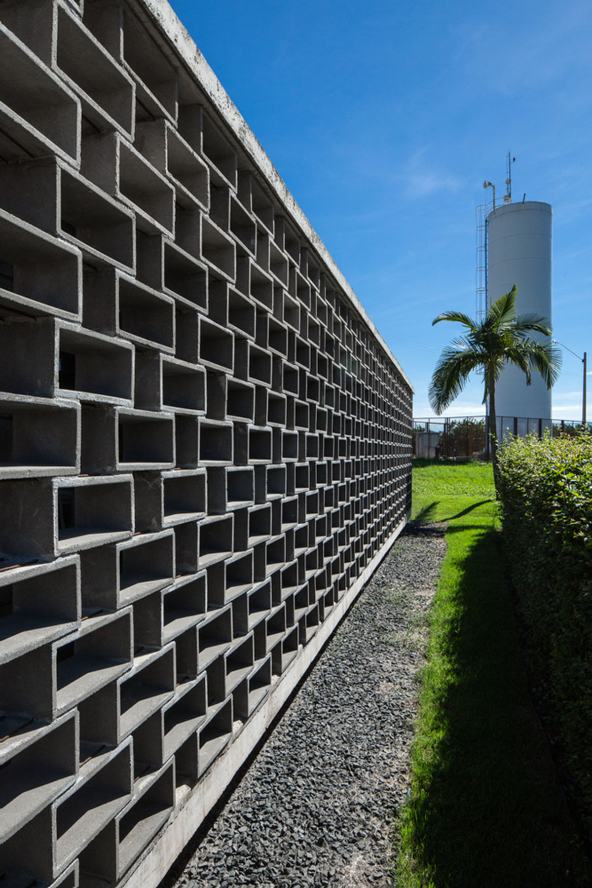 Hollowed-out concrete screens create changing filter for this service building in São Paulo