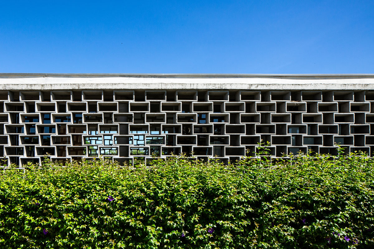 Hollowed-out concrete screens create changing filter for this service building in São Paulo