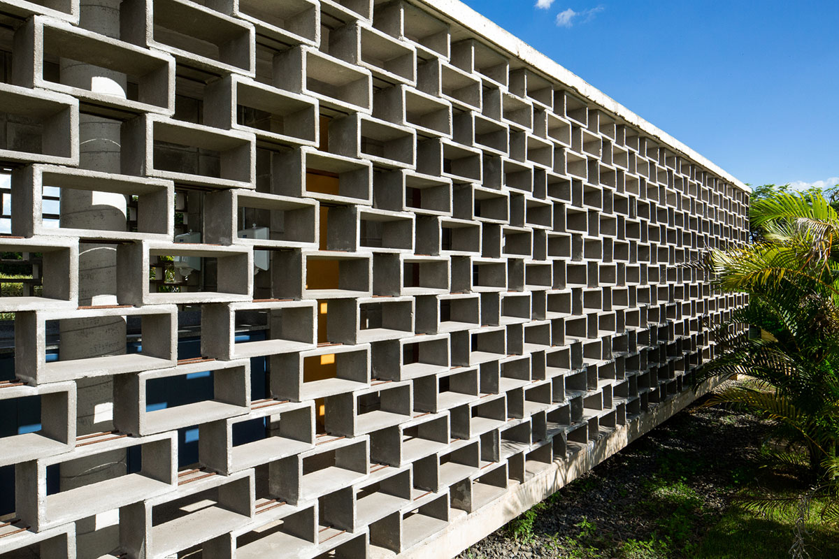 Hollowed-out concrete screens create changing filter for this service building in São Paulo