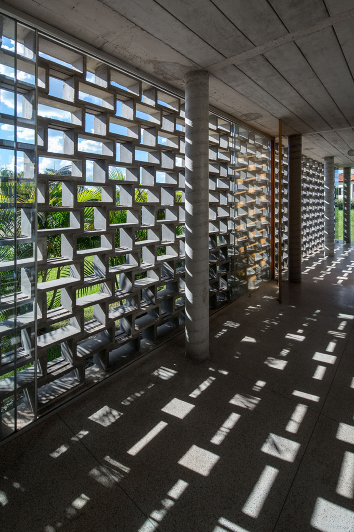 Hollowed-out concrete screens create changing filter for this service building in São Paulo