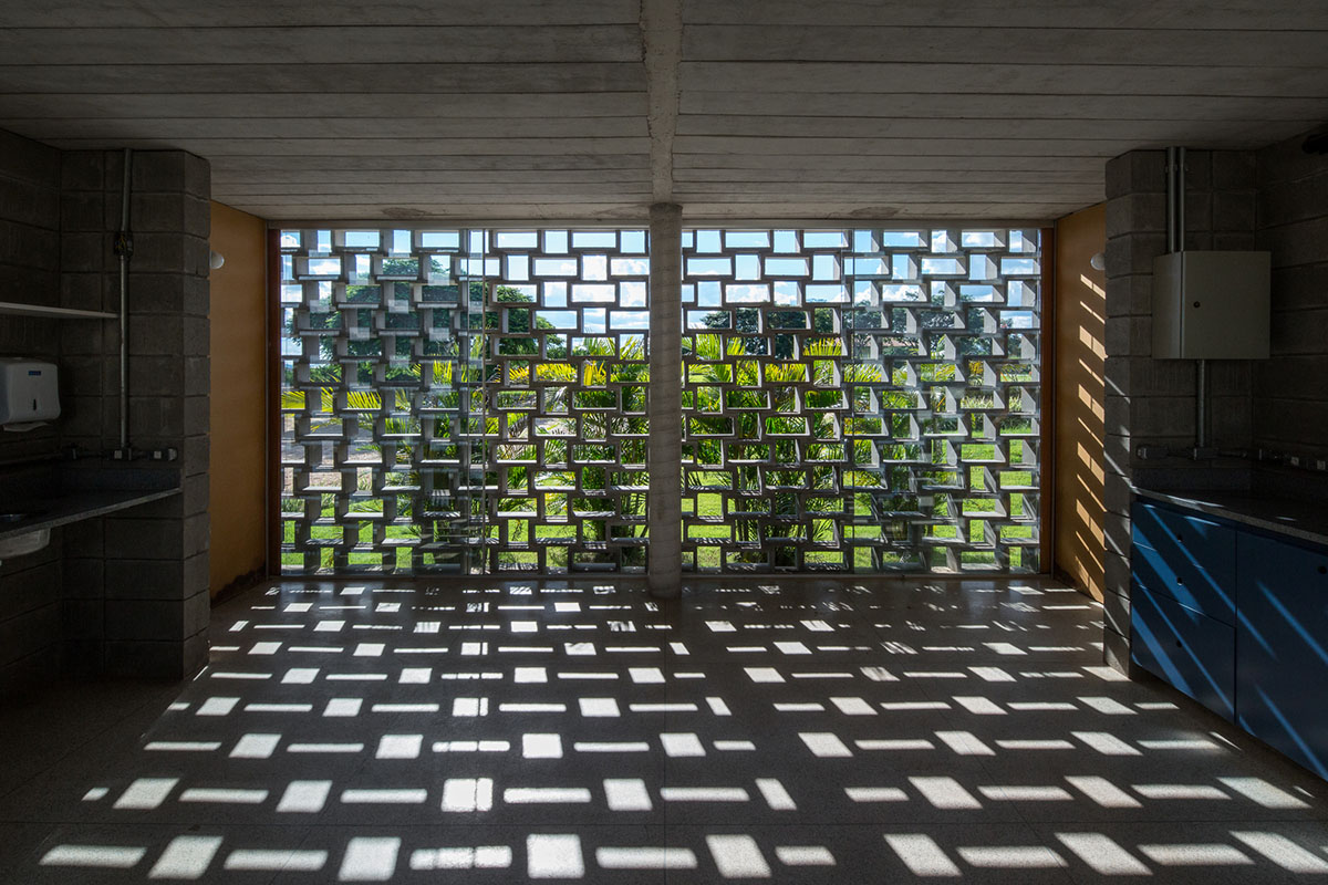 Hollowed-out concrete screens create changing filter for this service building in São Paulo