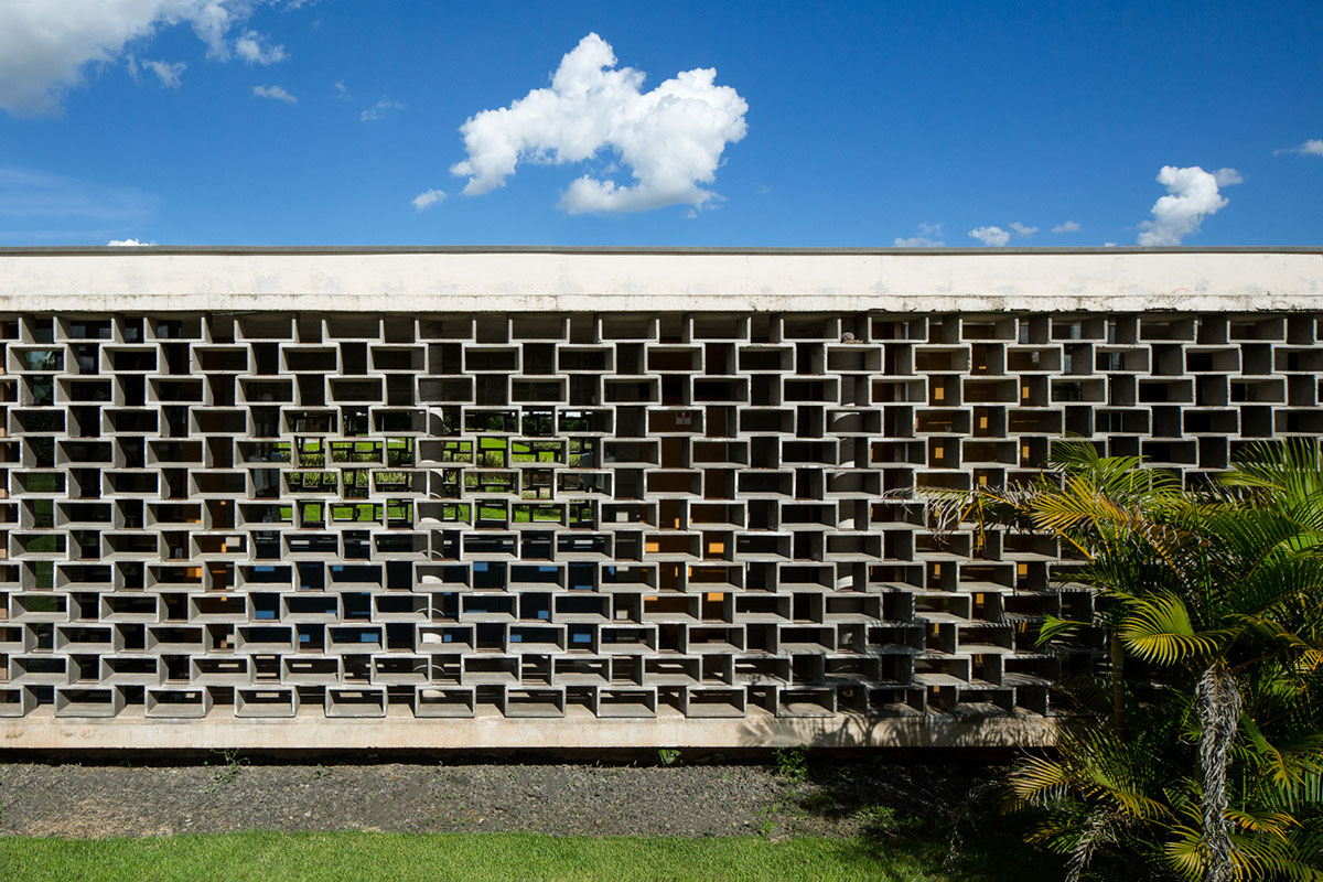 Hollowed-out concrete screens create changing filter for this service building in São Paulo