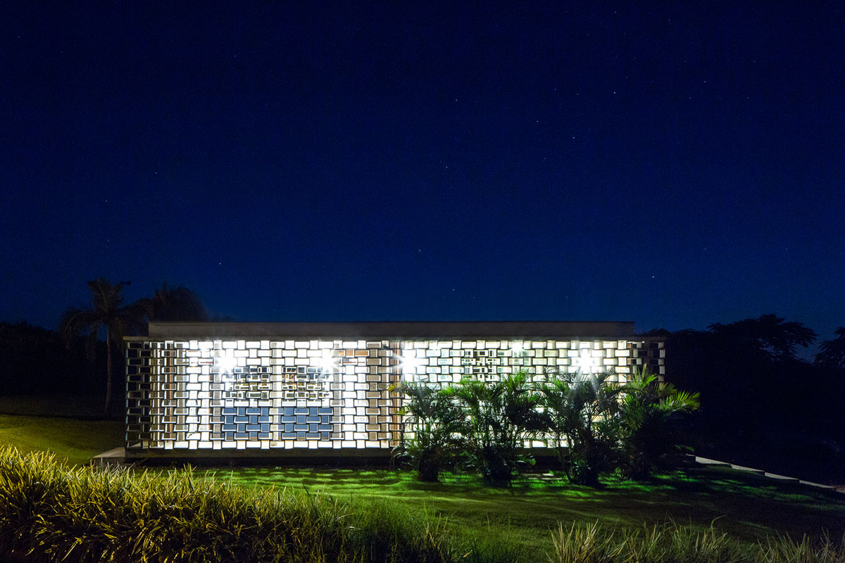 Hollowed-out concrete screens create changing filter for this service building in São Paulo
