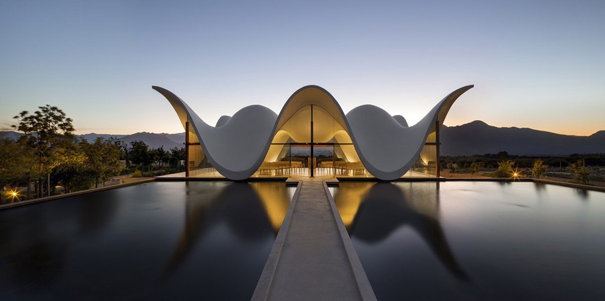 Steyn Studio’s Bosjes Chapel glides on Cape Town valley with its smooth undulating canopy