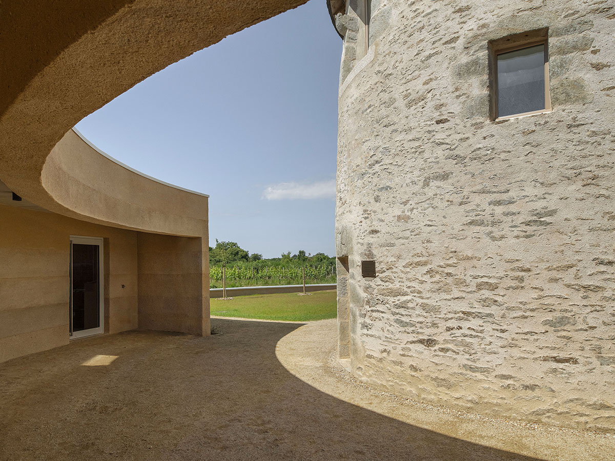 Carmen Maurice Architecture omhult een oude gerenoveerde molen met een wijnpakhuis in Sarzeau