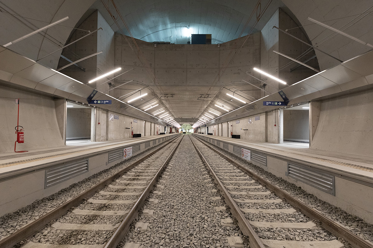 Anish Kapoor designed smooth and rim-like entrance for Naples subway station 