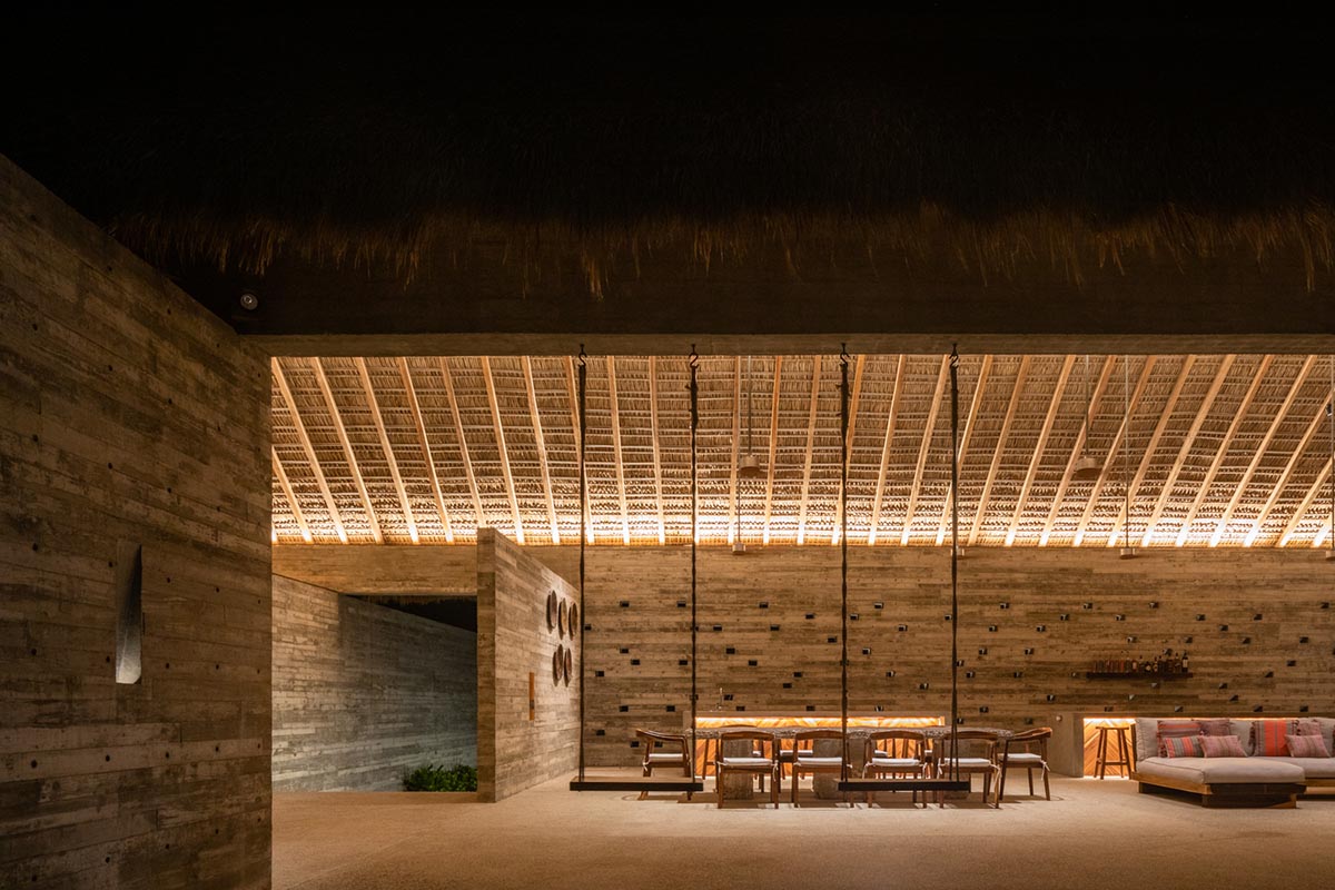 A system of parallel concrete walls forms Casa Cova with private passages designed by anonimous