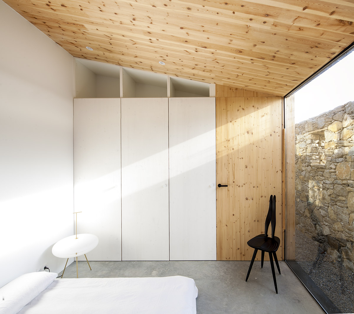 Agora Arquitectura скрывает этот небольшой дом для выходных за старой каменной стеной в Испании. 