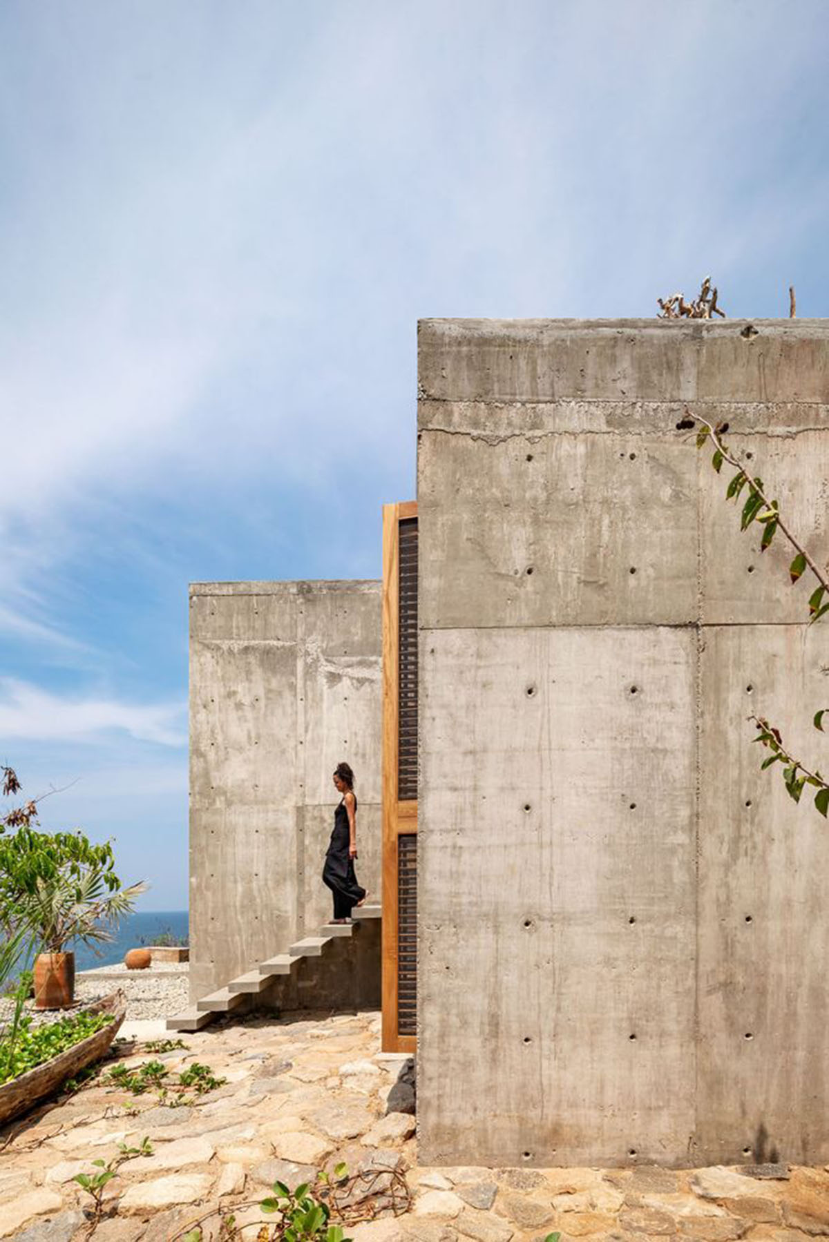 Espacio 18 Arquitectura completes Casa del Sapo with rotating concrete volumes in Mexican coast
