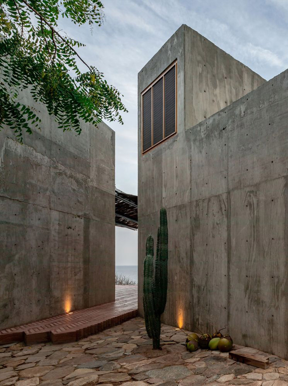 Espacio 18 Arquitectura completes Casa del Sapo with rotating concrete volumes in Mexican coast