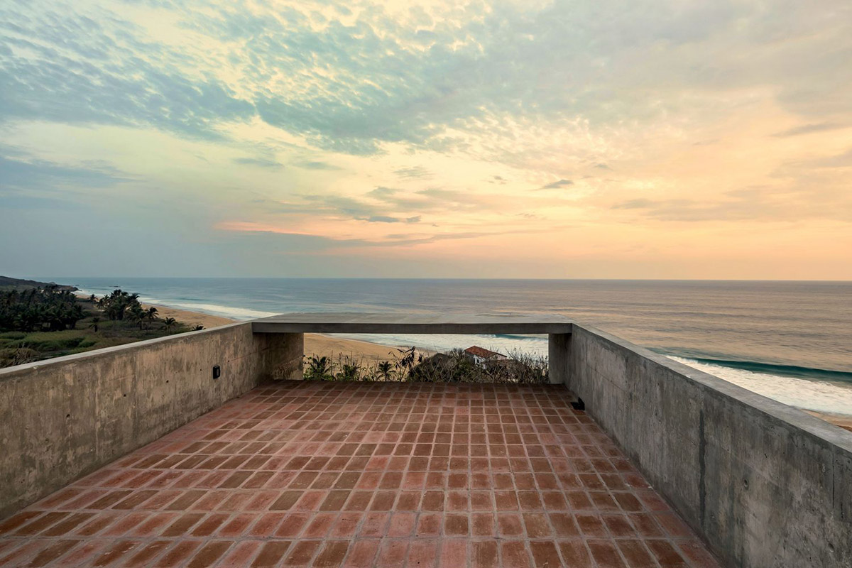 Espacio 18 Arquitectura completes Casa del Sapo with rotating concrete volumes in Mexican coast